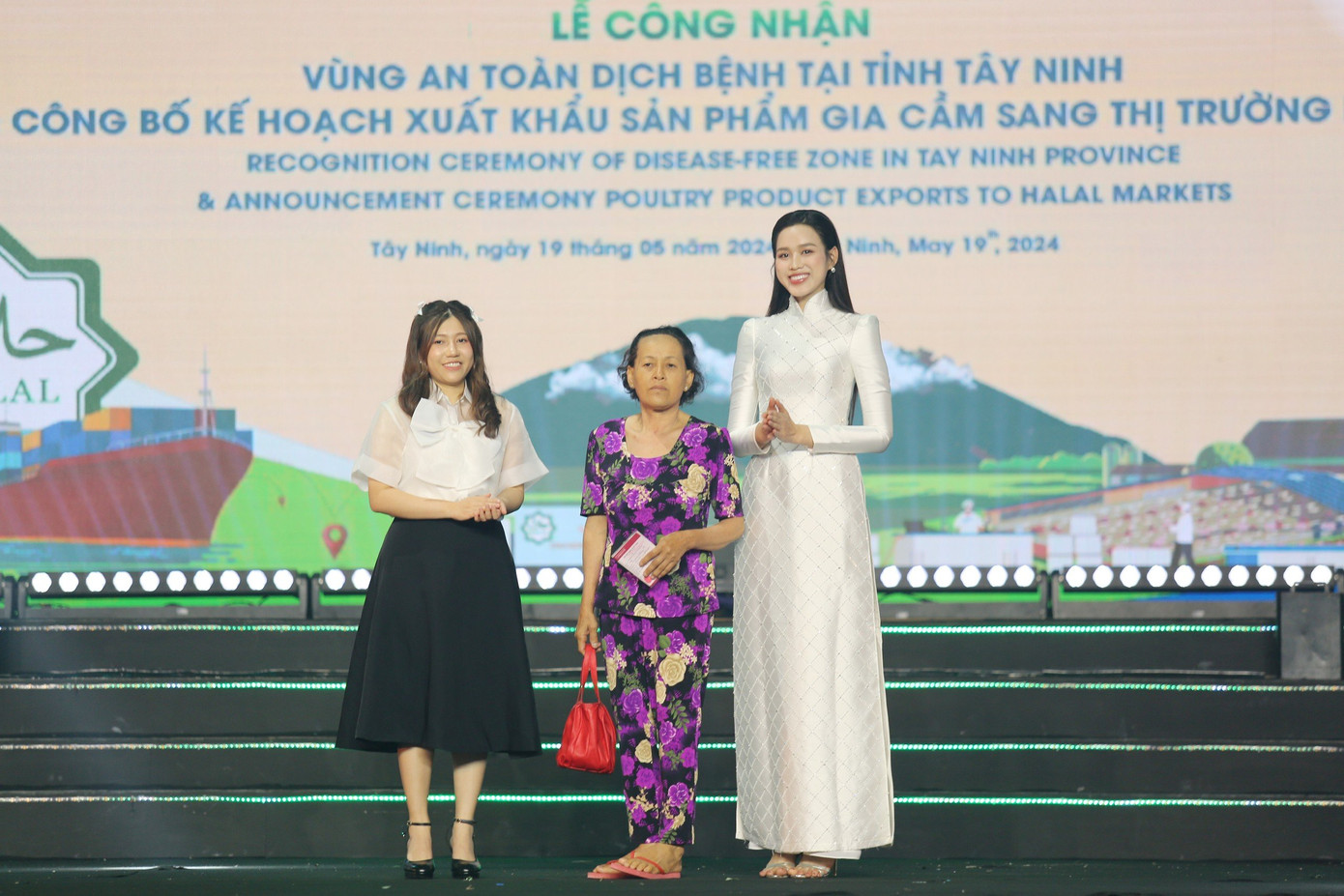 Hoa hậu Đỗ Thị Hà trao quà tại buổi lễ hôm nay. Hoa hậu Đỗ Thị Hà trao quà tại buổi lễ hôm nay.