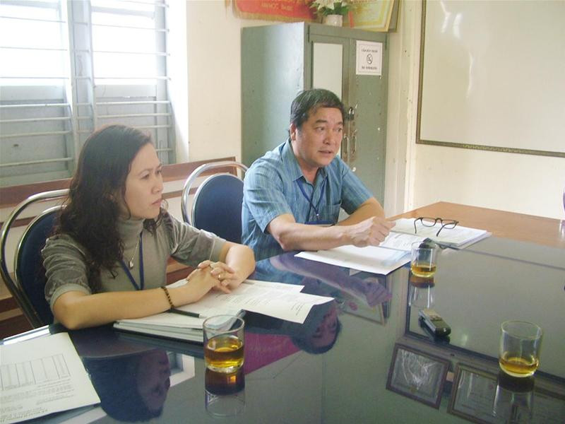 Ông Nguyễn Văn Chính - GĐ Trung tâm Ngoại ngữ - Tin học Gia Lai và bà Nguyễn Hồng Hạnh - Phó Giám đốc Ông Nguyễn Văn Chính - GĐ Trung tâm Ngoại ngữ - Tin học Gia Lai và bà Nguyễn Hồng Hạnh - Phó Giám đốc