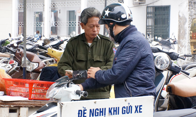 Tại khu vực trông xe