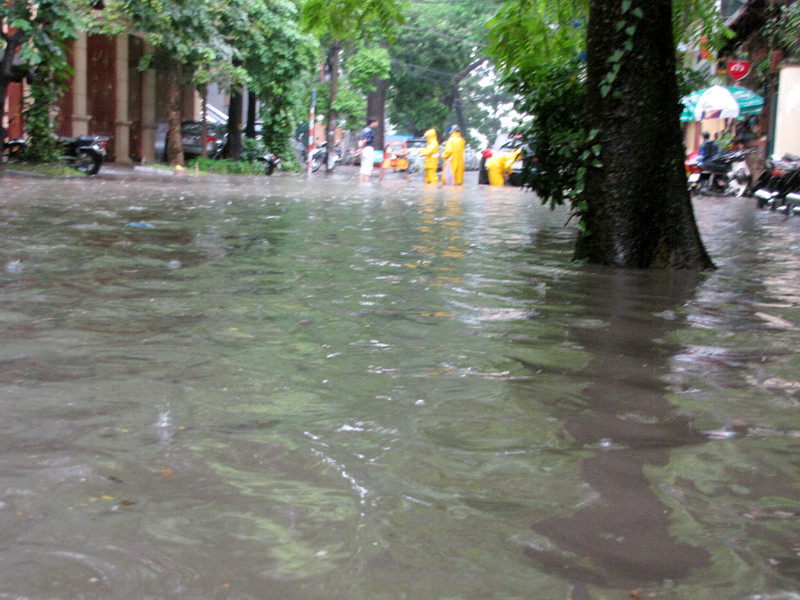 Phố Hồ Xuân Hương ngập nặng, một số quán cà phê, cửa hiệu trên phố này bị nước tràn vào