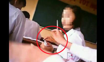 Trao đổi tài liệu, phao thi công khai trước mặt giám thị. Ảnh: Chụp lại từ clip