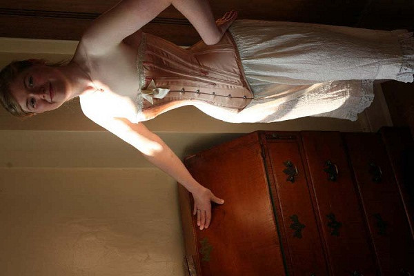 Một trong những lợi ích của lối sống hoài cổ đối với Sarah, đó là sau một năm sử dụng chiếc áo nịt ngực kiểu cũ, cô thấy eo đã nhỏ đi nhiều, cách đi đứng, cử chỉ cũng nữ tính, duyên dáng hơn