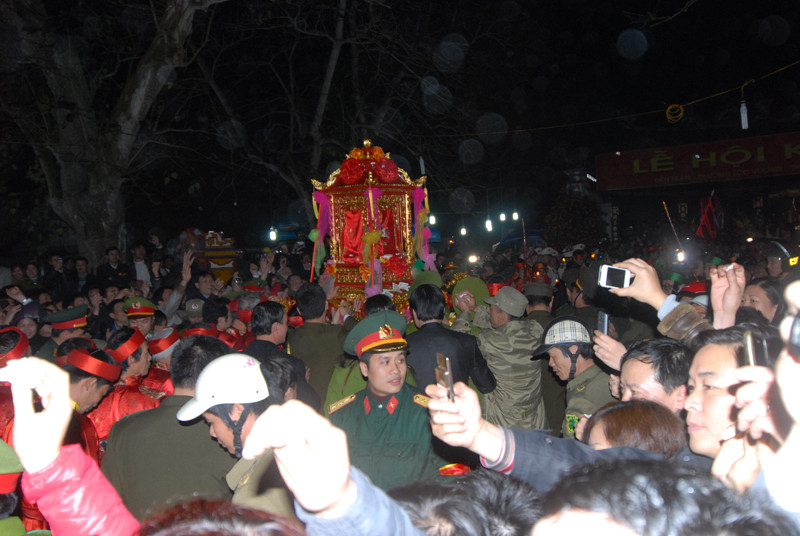 Người dân chen lấn, xô đẩy để ném tiền may mắn vào kiệu ấn