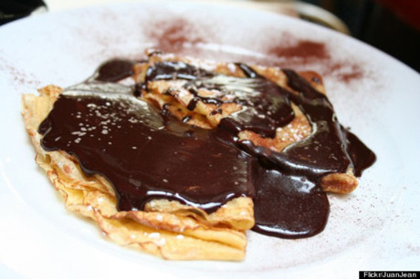 Hấp dẫn bánh Crepes truyền thống của Pháp với sốt sô cô la hạt dẻ ( Nutella)