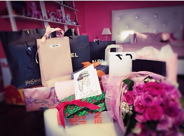 Mới đây, Ploywarin Songpakorn vừa tổ chức sinh nhật tuổi 22 với sự tham gia của nhiều ca sĩ, người mẫu, hot girl đình đám tại Thái Lan. Được biết, giá trị quà tặng của Ploywarin Songpakorn khiến nhiều người phải ngỡ ngàng vì độ xa hoa của nó 