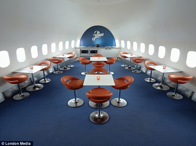 Thậm chí, ở khu trung tâm của chiếc máy bay mà nay là ký túc xá là khu vực giành cho hành khách nghỉ ngơi và thưởng thức cà phê