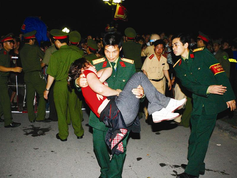 Các chiến sĩ bộ đội, công an phải gồng hết mình ra để giải cứu những người bị ngất trong biển người chen lấn xô đẩy