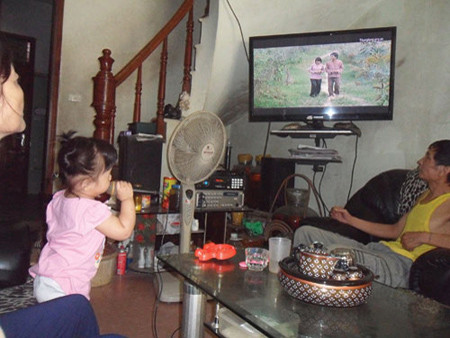 Bé Bích đang hát karaoke. 