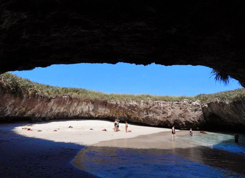 Bãi biển tuyệt đẹp ẩn giấu dưới hố sâu ảnh 2