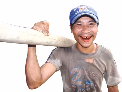 Đàn ông Nước Ka ai cũng miệng đỏ răng đen, cả đời không biết … đánh răng ! 