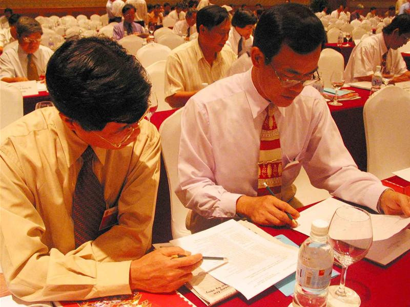 Quang cảnh Đại hội Nhiều vấn đề "nóng" làm đại biểu... khát Tâm sự phút giải lao Phút tâm tư của ông Phạm Ngọc Viễn ĐB Võ Quốc Thắng, Đoàn Nguyên Đức thảo luận các vấn đề ngoài hành lang LS Hải: "Tôi mà được mỗi 1 phiếu là tại anh đấy nhé!" Chủ tịch VFF khóa 4 Mai Liêm Trực trả lời phỏng vấn truyền hình LS Hải và ông Ngô Tử Hà: "Em xin bác chia sẻ tí kinh nghiệm" Cân nhắc kỹ trước khi đặt bút phiếu Được rồi, đã bỏ phiếu xong 116 đại biểu bỏ phiếu chọn BCH mới Hòm phiếu đầy đủ trước khi kiểm phiếu