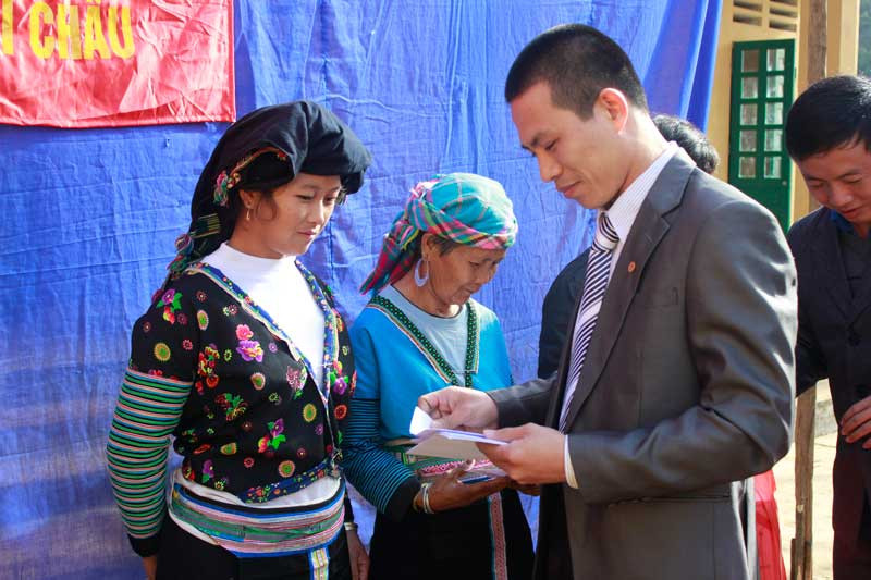 Chị Lò Thị Lua nhận quà