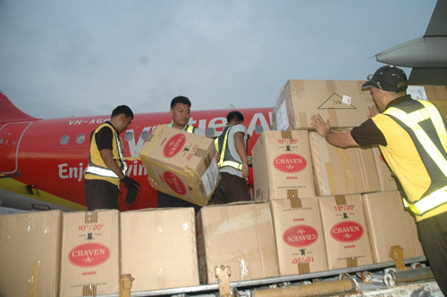 Sau khi chuyển hàng cứu trợ sang Philippines, máy bay VietJetAir vẫn nỗ lực chờ để đưa người Việt về nước. Sau khi chuyển hàng cứu trợ sang Philippines, máy bay VietJetAir vẫn nỗ lực chờ để đưa người Việt về nước