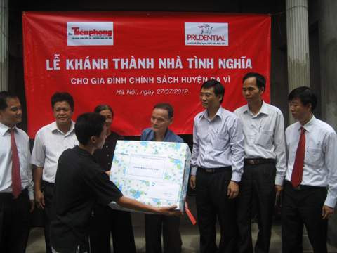 Đại diện Phòng LĐ-TB&XH huyện Ba Vì trao quà của UBND huyện cho ông Lê Thành Trung