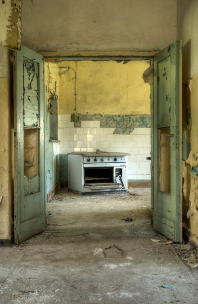 Một căn bếp bị bỏ hoang giữa thị trấn ma, từng là nơi các gia đình binh lính sinh sống tại đây
