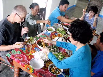 Cựu binh Jim cùng gia đình mẹ Nhứt dùng bữa với mỳ Quảng Ảnh trần tuấn