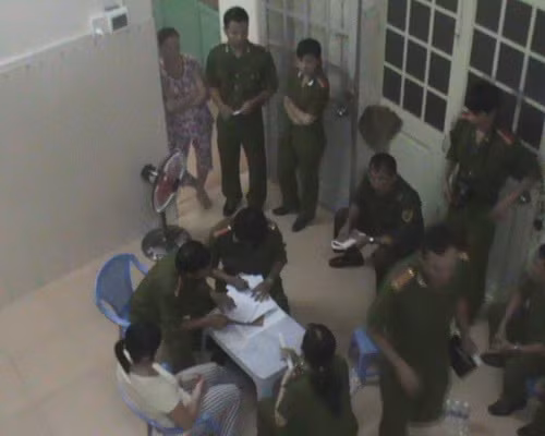 Tổ công tác lập biên bản kxử lý. Ảnh: Báo Bình Định