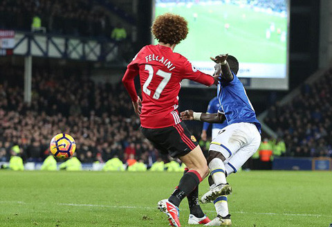 Mourinho và ơn tri ngộ với 'tóc xù' Fellaini ảnh 2