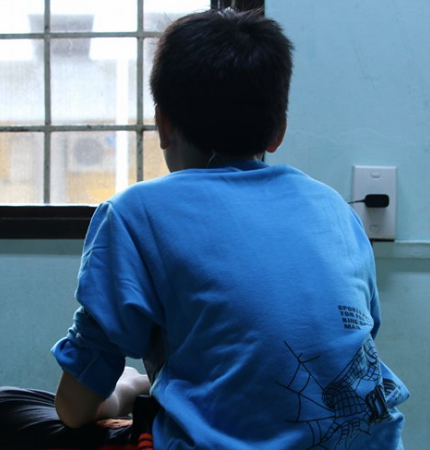 Học sinh sợ hãi bỏ trường trốn về quê vì bị giáo viên đánh đập ảnh 1