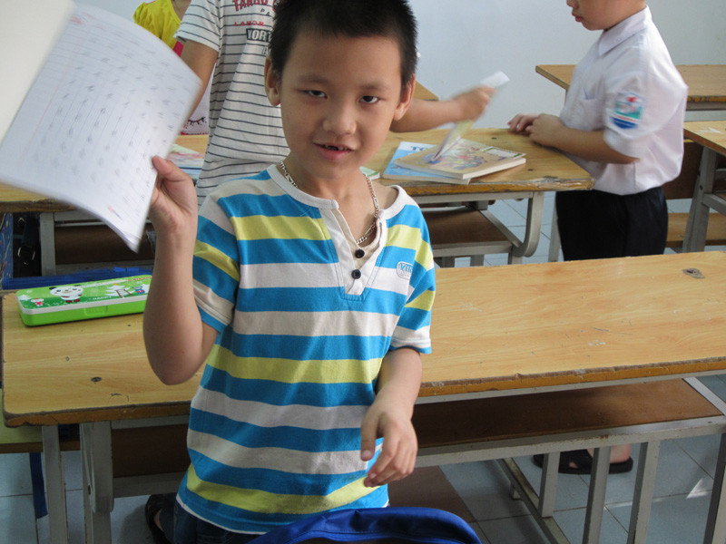 Khi gặp người lạ, Hiếu tỏ ra rất bạo dạn, còn khoe vở viết của mình