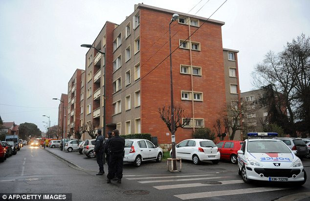 Theo thông tin mới được công bố, sau hơn 30 giờ căng thẳng bao vây, đàm phán bất thành, cảnh sát đã tiêu diệt được nghi can