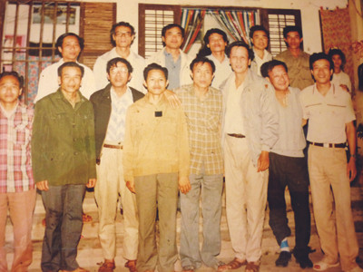 Ảnh chụp trong chuyến nhà văn Nguyễn Khải về Quỹ Nhất thăm nguyên mẫu nhân vật tiểu thuyết Xung đột. Hàng trước, người thứ 3: nhà văn Lê Lựu; người thứ 5: ông Đỗ Trọng Khanh, chủ tịch UBND huyện Nghĩa Hưng; người thứ 6: nhà văn Nguyễn Khải; người thứ 7: nhà thơ Nguyễn Đức Mậu; người thứ 8: ông Đoàn Ngọc Hà, chủ tịch UBND xã Nghĩa Hòa. Hàng sau: người thứ nhất: ông Phạm Văn Tý, trưởng ban tuyên giáo Huyện ủy Nghĩa Hưng; người thứ 2: ông Phạm Văn Trạc, chuyên viên văn phòng UBND tỉnh Nam Hà; người thứ 3: nhà văn Nguyễn Khắc Trường; người thứ 4: nhà văn Lê Hoài Nam. . Ảnh chụp trong chuyến nhà văn Nguyễn Khải về Quỹ Nhất thăm nguyên mẫu nhân vật tiểu thuyết Xung đột. Hàng trước, người thứ 3: nhà văn Lê Lựu; người thứ 5: ông Đỗ Trọng Khanh, chủ tịch UBND huyện Nghĩa Hưng; người thứ 6: nhà văn Nguyễn Khải; người thứ 7: nhà thơ Nguyễn Đức Mậu; người thứ 8: ông Đoàn Ngọc Hà, chủ tịch UBND xã Nghĩa Hòa. Hàng sau: người thứ nhất: ông Phạm Văn Tý, trưởng ban tuyên giáo Huyện ủy Nghĩa Hưng; người thứ 2: ông Phạm Văn Trạc, chuyên viên văn phòng UBND tỉnh Nam Hà; người thứ 3: nhà văn Nguyễn Khắc Trường; người thứ 4: nhà văn Lê Hoài Nam.