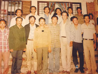 Ảnh chụp trong chuyến nhà văn Nguyễn Khải về Quỹ Nhất thăm nguyên mẫu nhân vật tiểu thuyết Xung đột. Hàng trước, người thứ 3: nhà văn Lê Lựu; người thứ 5: ông Đỗ Trọng Khanh, chủ tịch UBND huyện Nghĩa Hưng; người thứ 6: nhà văn Nguyễn Khải; người thứ 7: nhà thơ Nguyễn Đức Mậu; người thứ 8: ông Đoàn Ngọc Hà, chủ tịch UBND xã Nghĩa Hòa. Hàng sau: người thứ nhất: ông Phạm Văn Tý, trưởng ban tuyên giáo Huyện ủy Nghĩa Hưng; người thứ 2: ông Phạm Văn Trạc, chuyên viên văn phòng UBND tỉnh Nam Hà; người thứ 3: nhà văn Nguyễn Khắc Trường; người thứ 4: nhà văn Lê Hoài Nam. 