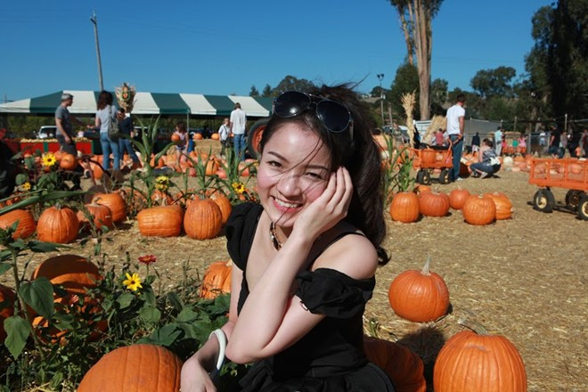 Thủy Top là một trong những hot girl đình đám đời đầu trong showbiz Việt. Cô từng khiến dư luận chú ý bởi vòng một và những bộ ảnh nóng bỏng. Tuy nhiên, kể từ khi sang Mỹ du học, cô luôn léo khéo khoe hình ảnh lạc quan, gần gũi và thân thiện. Sự thay đổi hình ảnh này khiến nhiều người bất ngờ nhưng đó mới là con người thật của Thủy Top suốt nhiều năm nay Bài viết: http://news.zing.vn/Thuy-Top-mat-moc-di-choi-California-post370716.html#home_cate.tinmoi Nguồn Zing News 