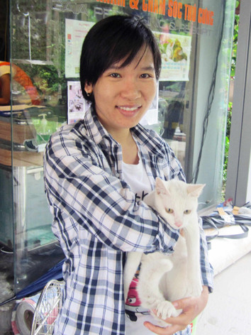 Bạn Thu Hà nhận chú mèo vừa được cứu và kiểm tra sức khỏe tại phòng khám thú y