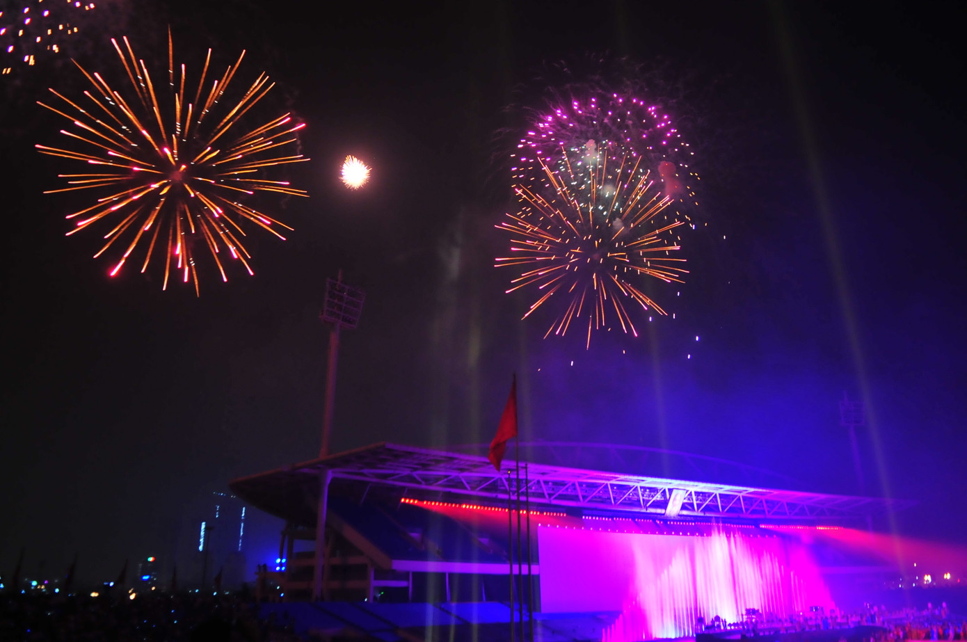 Đêm hội pháo hoa rực rỡ mừng Thủ đô nghìn tuổi ảnh 2