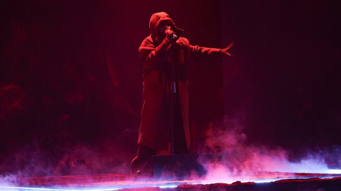 The Weeknd bất ngờ biểu diễn tại Grammys 2025. The Weeknd bất ngờ biểu diễn tại Grammys 2025.