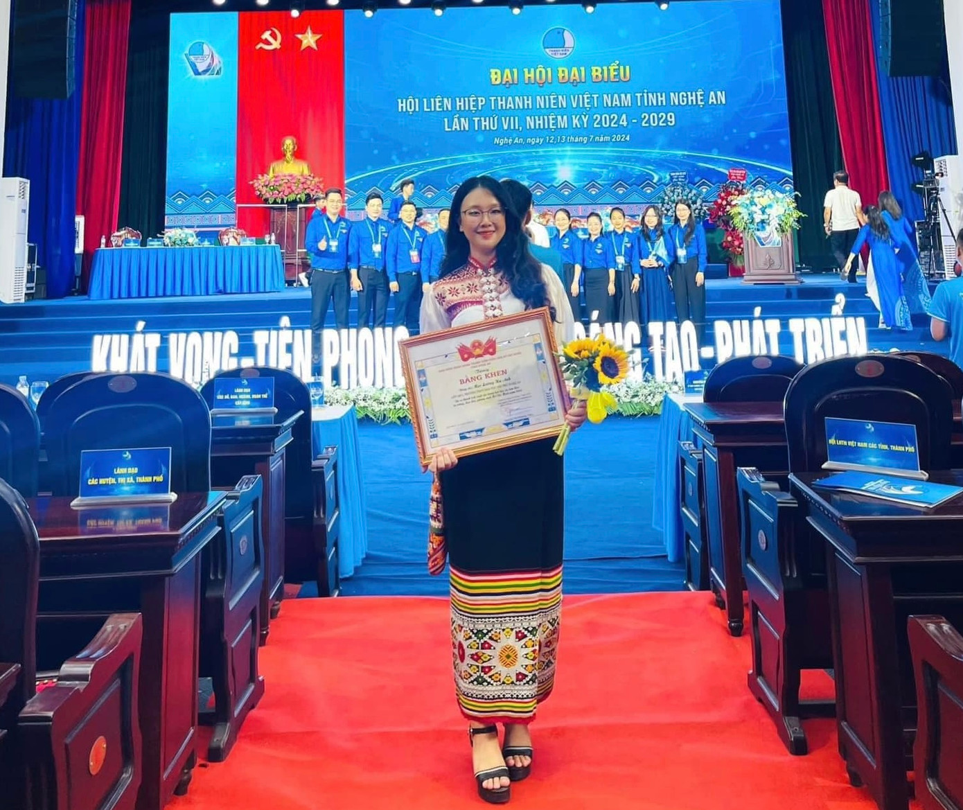 Hà Anh được Đoàn TNCS HCM tỉnh Nghệ An tặng bằng khen do có thành tích xuất sắc trong học tập và làm theo tấm gương đạo đức Hồ Chí Minh. Ảnh: NVCC