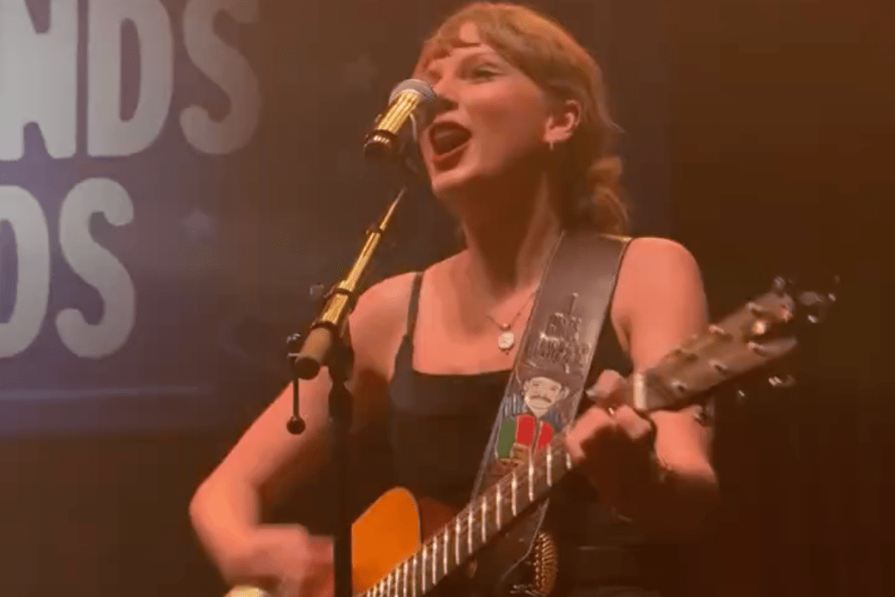 Taylor Swift trở lại sân khấu sau thời gian dài "gác mic".