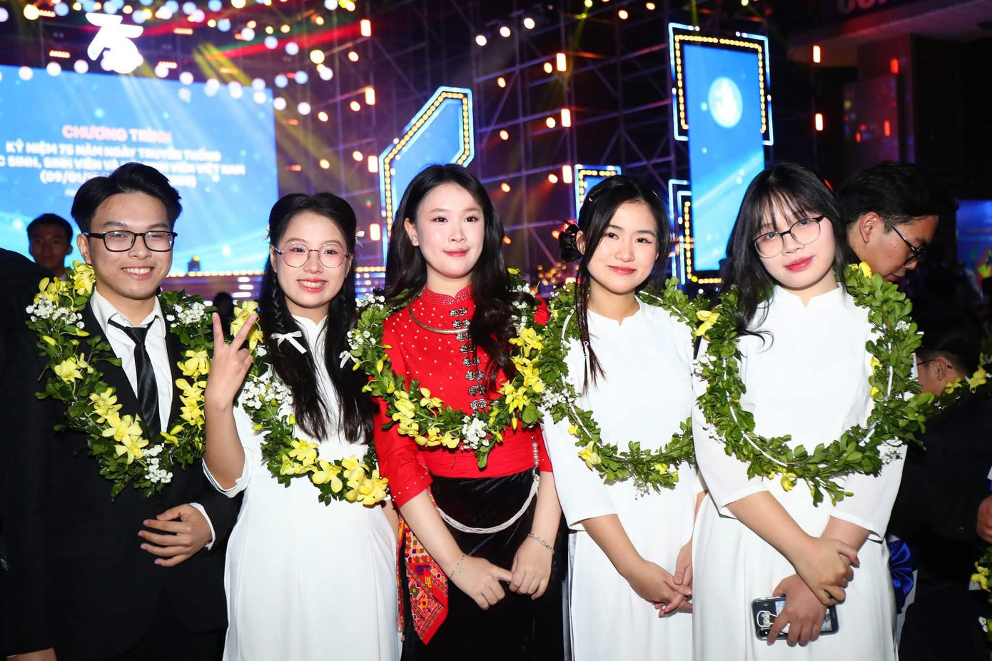 Hà Anh (áo đỏ) đạt danh hiệu Học sinh 3 tốt tiêu biểu cấp Trung ương 2023 - 2024. Ảnh: NVCC