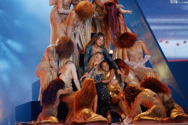 Khoảnh khắc hai cô con gái Blue Ivy và Rumi Carter của Beyoncé xuất hiện trên sân khấu.