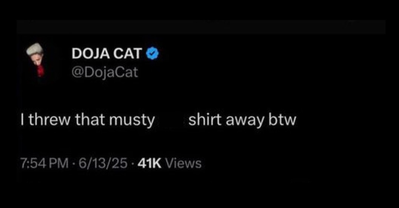 Doja Cat cho biết cô đã vứt chiếc áo (hôi hám) được tặng. Doja Cat cho biết cô đã vứt chiếc áo (hôi hám) được tặng.