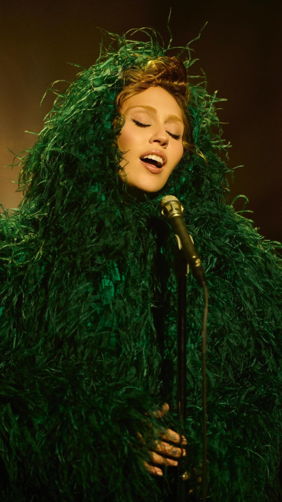 Khoảnh khắc nghệ thuật đầy cuốn hút của Miley Cyrus trong ca khúc Something Beautiful.