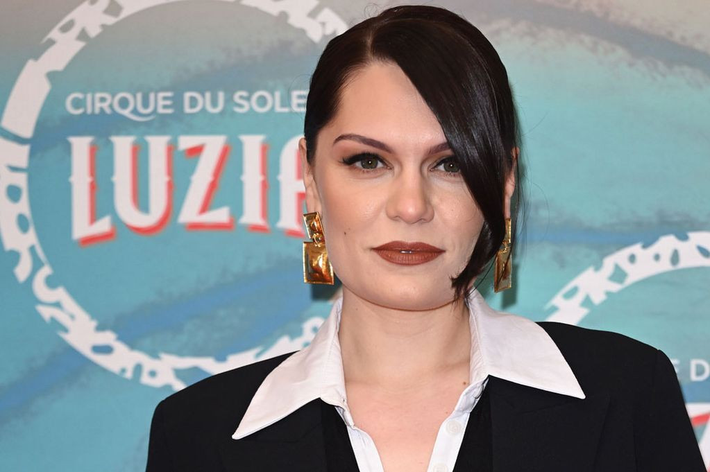 Jessie J cảm thấy bản thân nên công khai điều này với những người yêu quý cô. Jessie J cảm thấy bản thân nên công khai điều này với những người yêu quý cô.