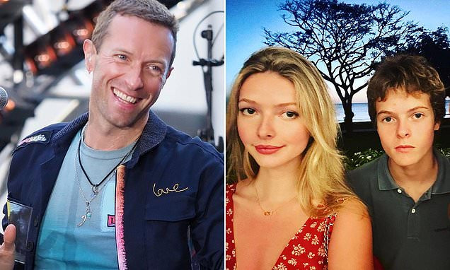 Các con của Chris Martin bất ngờ trước thông tin chia tay của cha mình với Dakota Johnson. Các con của Chris Martin bất ngờ trước thông tin chia tay của cha mình với Dakota Johnson.