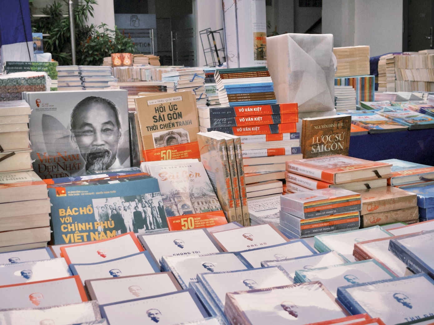 Từ truyện ngắn, tiểu thuyết, hồi ký, tự truyện, sách truyền cảm hứng,... các tựa sách chính trị, lịch sử, xã hội đến sách dành riêng cho phụ nữ và thiếu nhi đều có mặt tại NXB Trẻ. Từ truyện ngắn, tiểu thuyết, hồi ký, tự truyện, sách truyền cảm hứng,... các tựa sách chính trị, lịch sử, xã hội đến sách dành riêng cho phụ nữ và thiếu nhi đều có mặt tại NXB Trẻ.