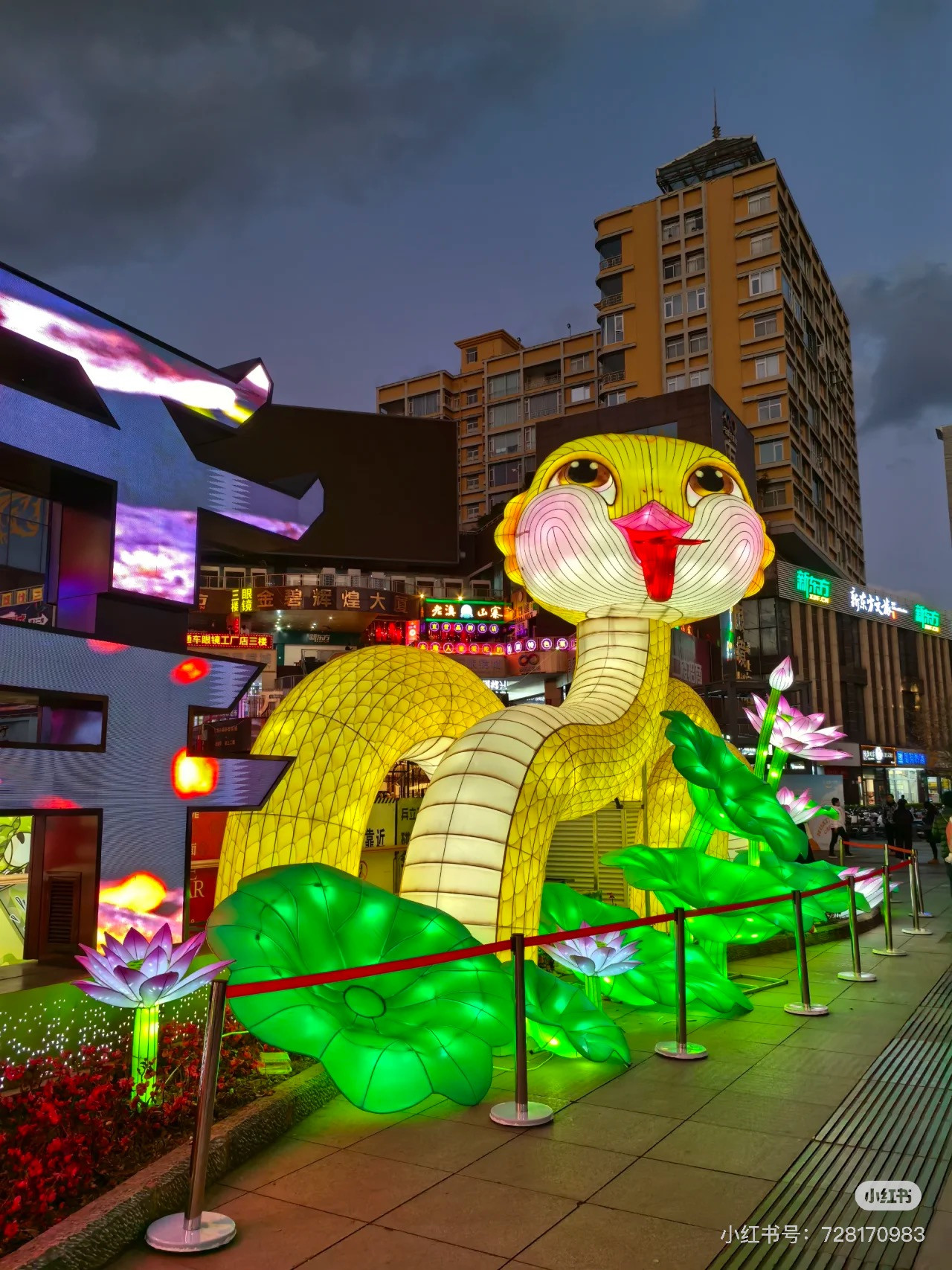 Bầu không khí về đêm tại khu vực này rất nhộn nhịp, dân tình tụ tập để check - in. Ảnh: Xiaohongshu Bầu không khí về đêm tại khu vực này rất nhộn nhịp, dân tình tụ tập để check - in. Ảnh: Xiaohongshu