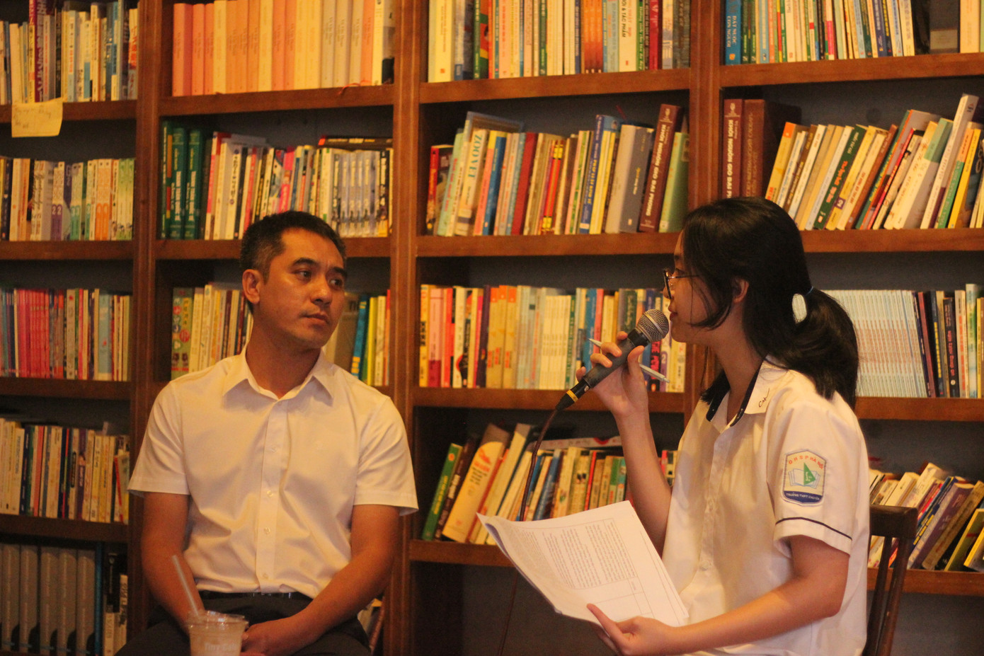 "Văn học thiếu nhi rất đa dạng, không chỉ là chuyện đời thường mà còn có truyện đồng thoại, khoa học viễn tưởng, truyện cổ tích" - nhà văn Văn Thành Lê chia sẻ. "Văn học thiếu nhi rất đa dạng, không chỉ là chuyện đời thường mà còn có truyện đồng thoại, khoa học viễn tưởng, truyện cổ tích" - nhà văn Văn Thành Lê chia sẻ.