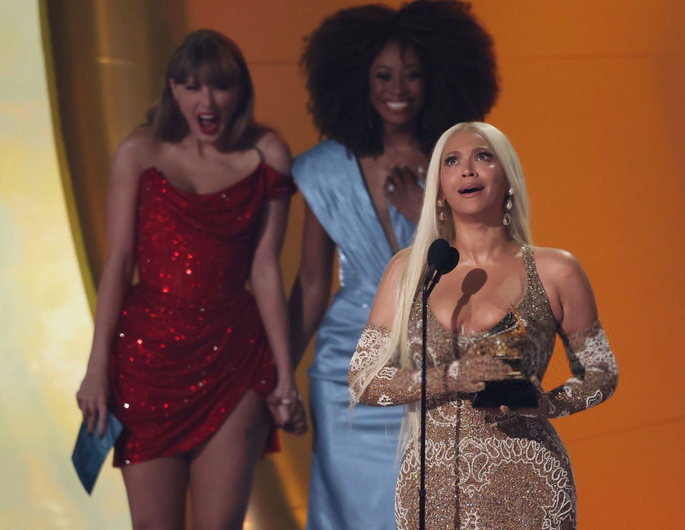Taylor Swift trắng tay năm nay, xuất hiện tại Grammy trao giải cho Beyoncé. Taylor Swift trắng tay năm nay, xuất hiện tại Grammy trao giải cho Beyoncé.