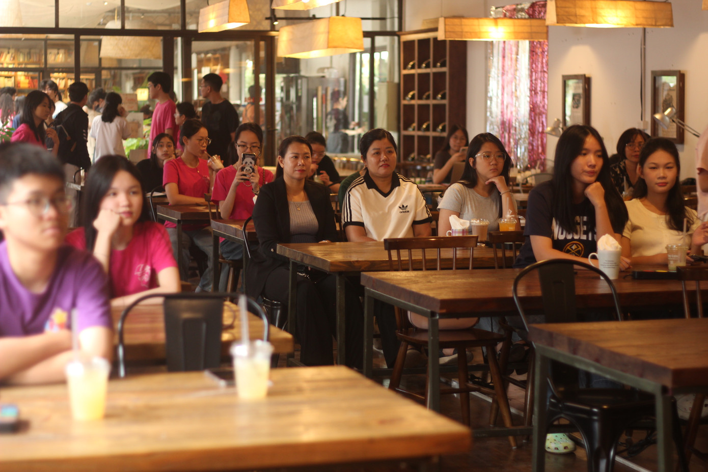 Đông đảo học sinh, sinh viên tham gia tọa đàm “Văn học thiếu nhi - Để mắt ta mơ”. Đông đảo học sinh, sinh viên tham gia tọa đàm “Văn học thiếu nhi - Để mắt ta mơ”.