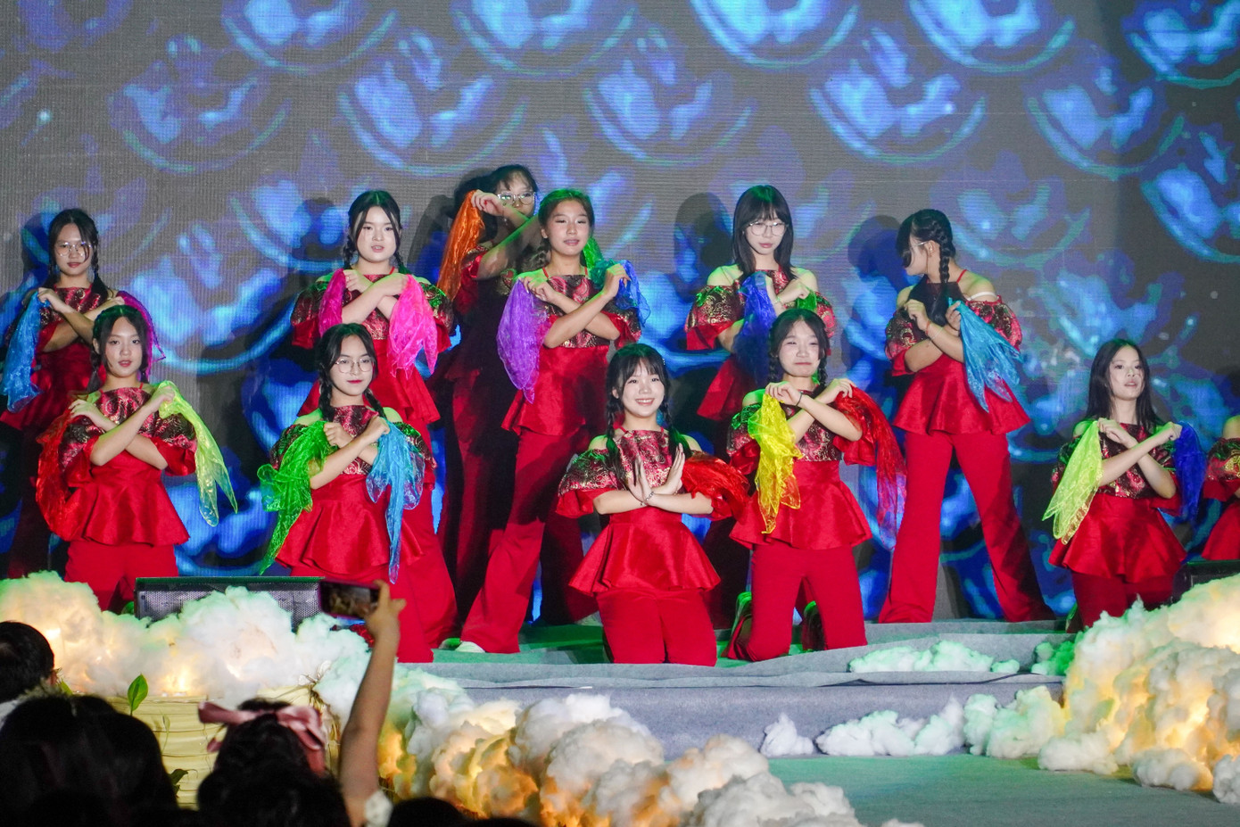 Những tiết mục văn nghệ &quot;bánh cuốn&quot; đến từ các teen trường THPT Chuyên Khoa học Xã hội và Nhân văn.