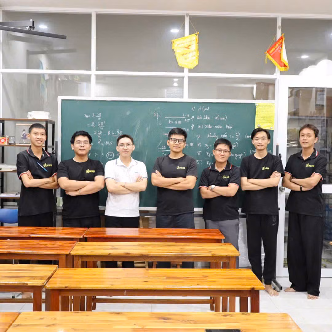 Để vượt qua môn học “khó nhằn” này, thầy Hoàng (chính giữa) đưa ra những lưu ý giúp 2K10 ôn thi một cách hiệu quả nhất. Ảnh: NVCC