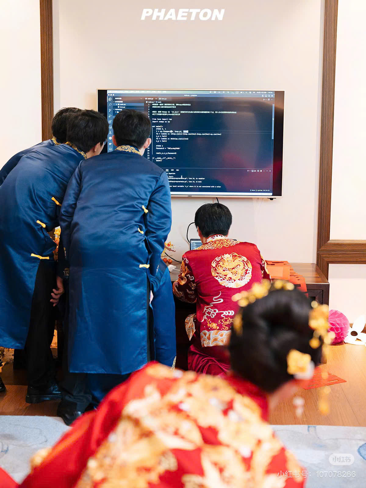 Ngay cả chú rể và phù rể cũng mải mê giải đố đến mức quên cả thời gian. Ảnh: Xiaohongshu Ngay cả chú rể và phù rể cũng mải mê giải đố đến mức quên cả thời gian. Ảnh: Xiaohongshu