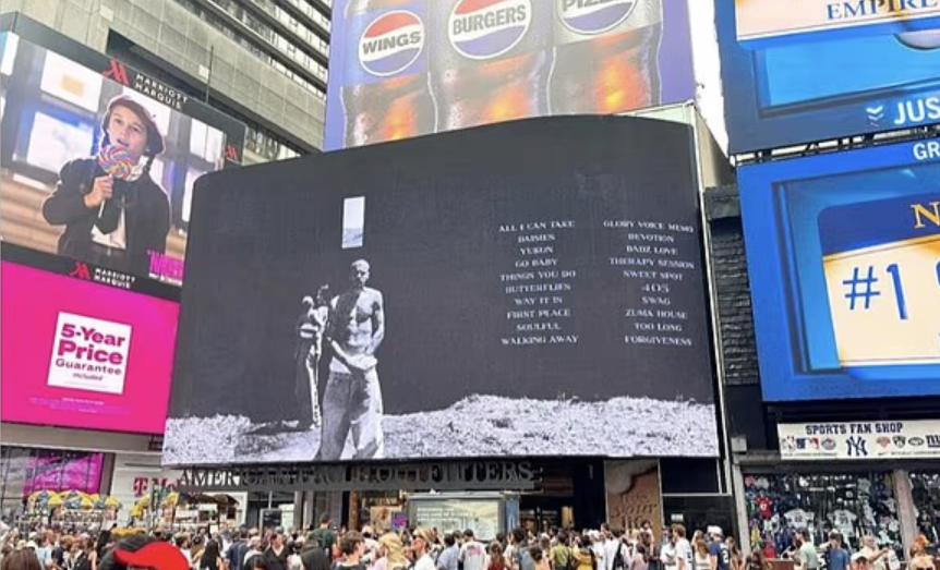 Một số biển gồm cả hình ảnh của anh cùng vợ Hailey Bieber và con trai Jack.