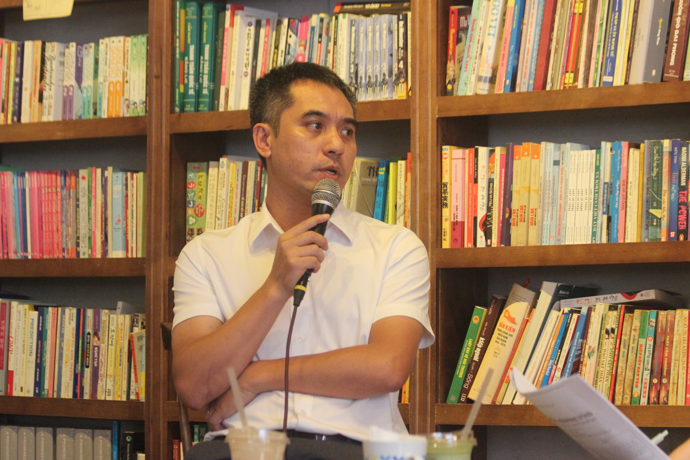 Nhà văn Văn Thành Lê chia sẻ về văn học thiếu nhi tại tọa đàm. Nhà văn Văn Thành Lê chia sẻ về văn học thiếu nhi tại tọa đàm.