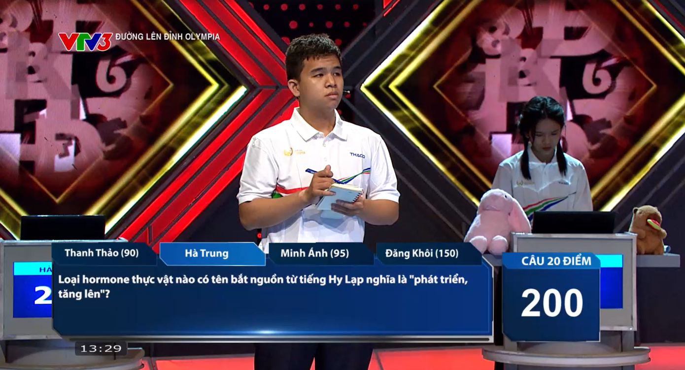 Nam sinh Thái Bình tiếp tục "thừa thắng xông lên" ở câu hỏi Về đích. Nam sinh Thái Bình tiếp tục "thừa thắng xông lên" ở câu hỏi Về đích.